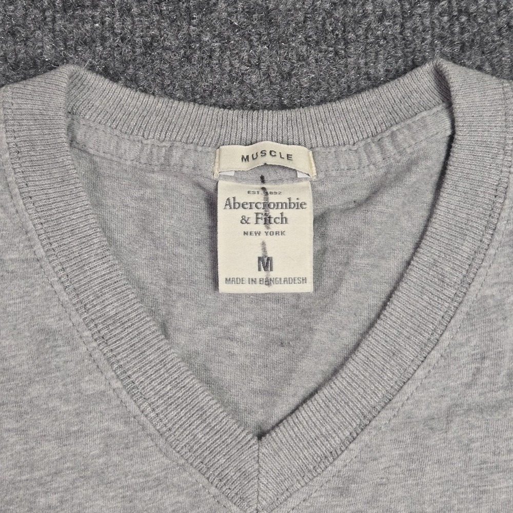 Abercrombie & Fitch T-Shirt Men M Muscle Gray V-Neck Moose Logo Vintage Y2K Tee - Picture 3 of 7